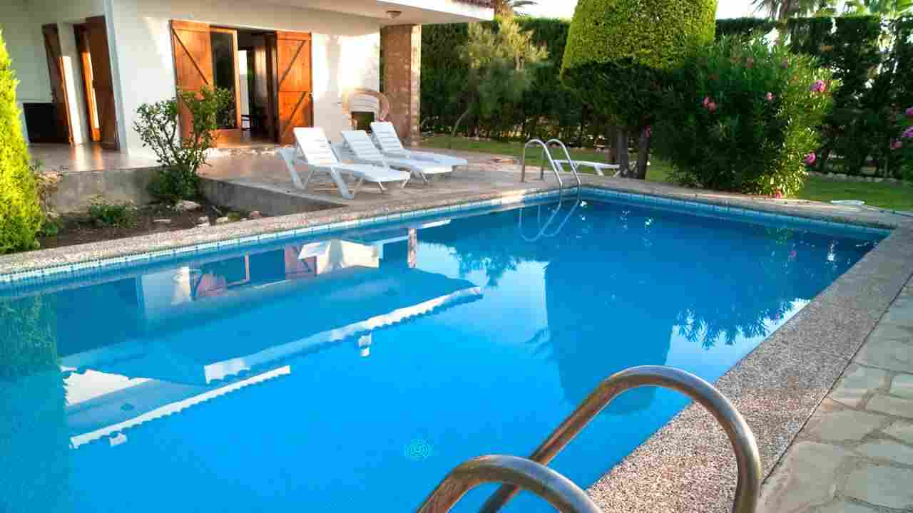 comprare villa con piscina