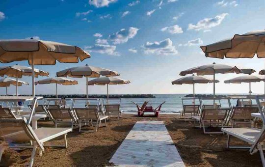 sconto su ombrelloni e lettini in spiaggia