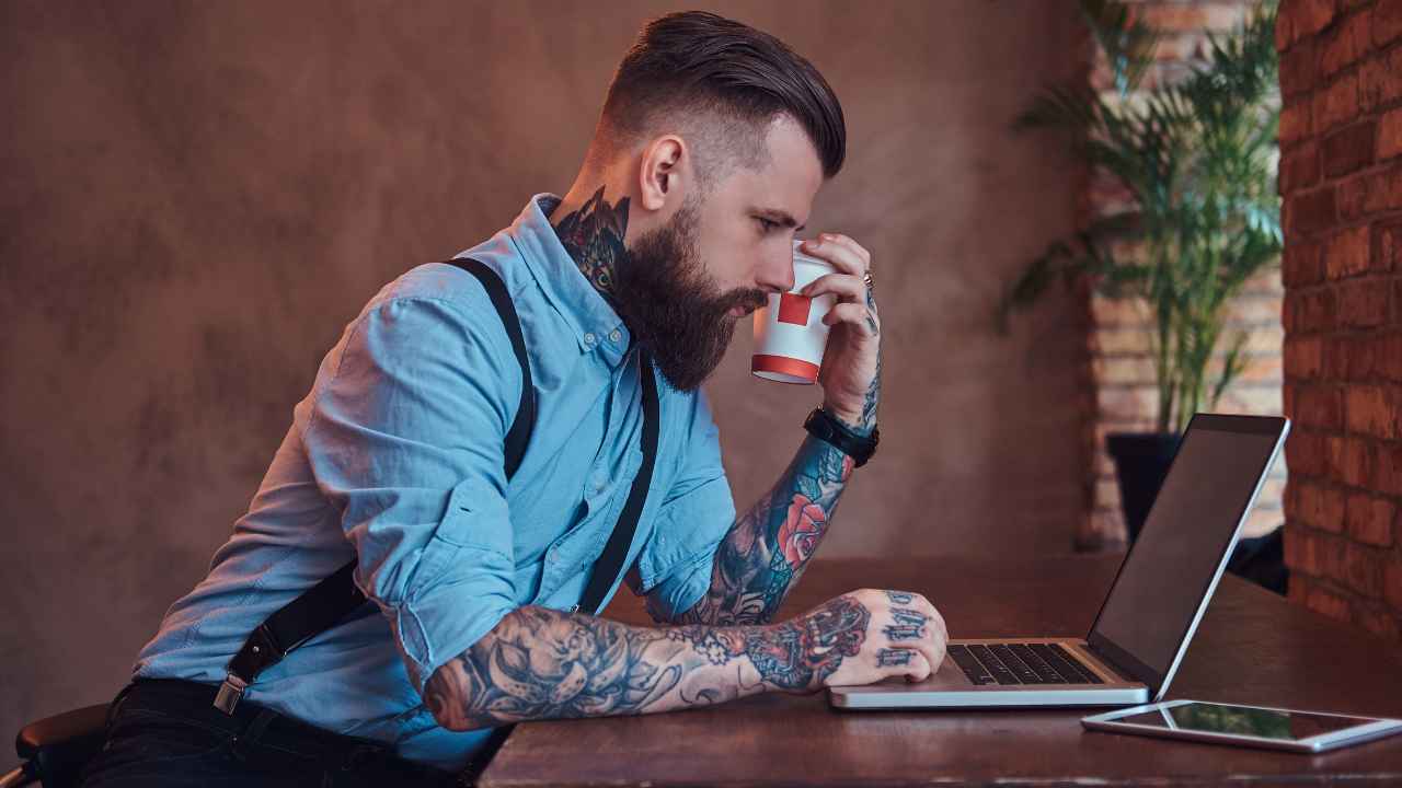 discriminazione lavoro uomo con tatuaggi