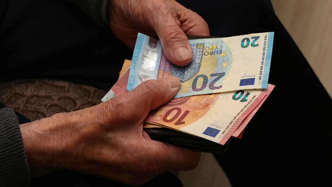 sospensione assegno sociale pensionati all'estero