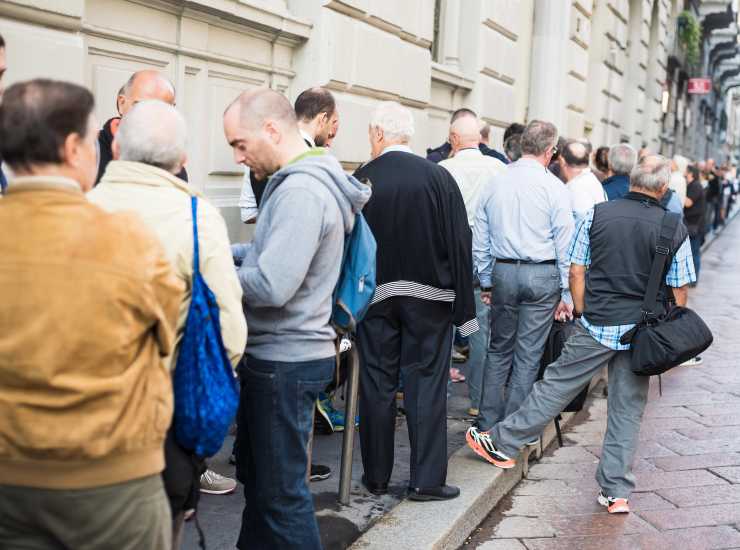 Fila di persone