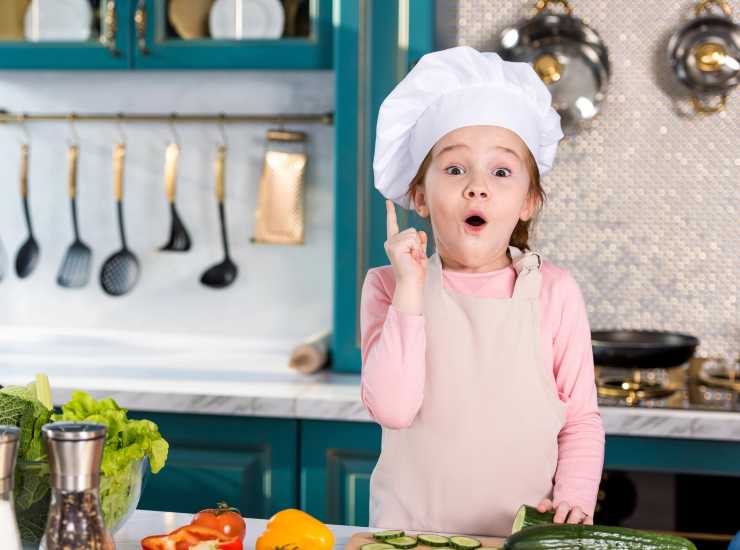 Bimba allegra in cucina