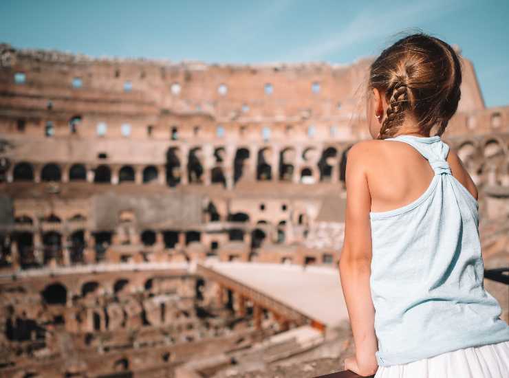 Bambina al Colosseo