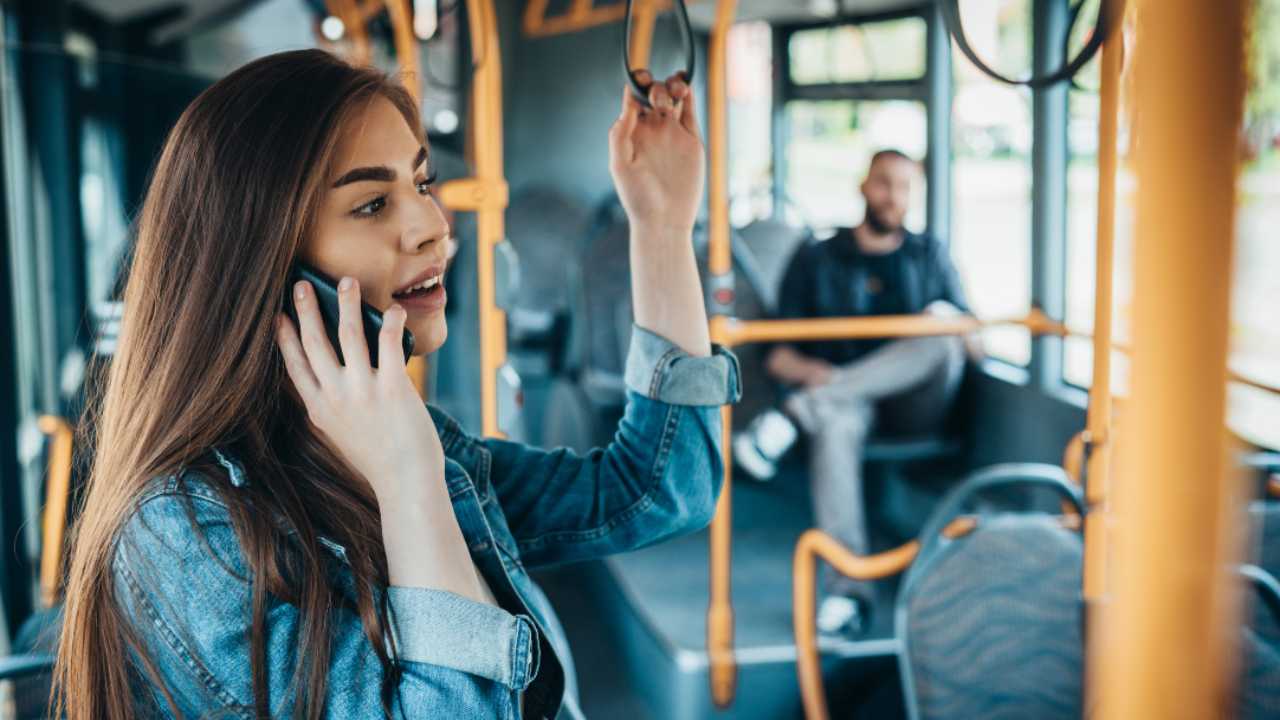 Ragazza sul bus