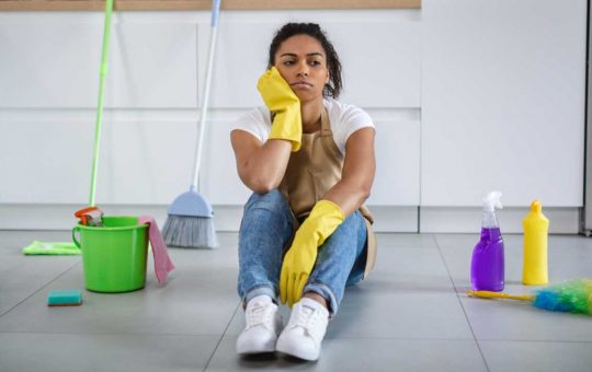 Donna che pulisce casa